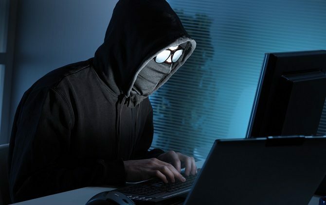 anonym hacker på bærbar computer