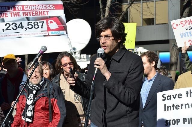 Er det ulovligt at rodfeste din Android eller Jailbreak din iPhone? aaron swartz ved stop sopa rally