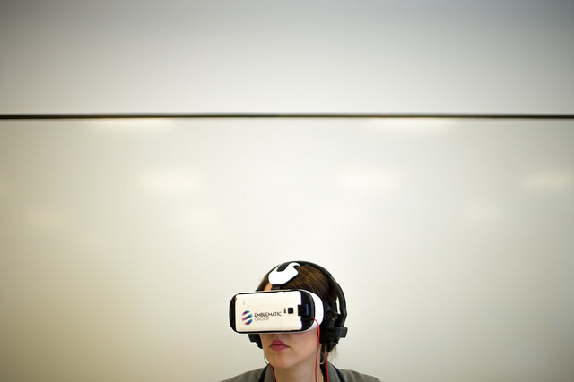 kvinde, der bruger VR-headset
