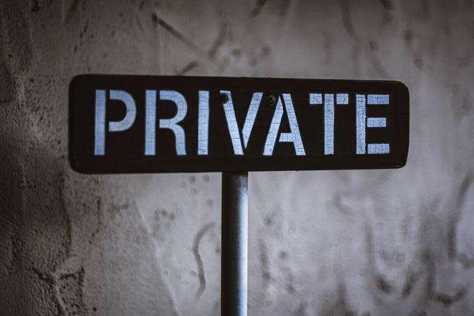 Private ord trykt på et skilt