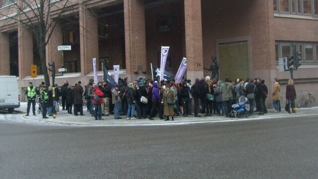 Protesterer retssagen i Stockholm