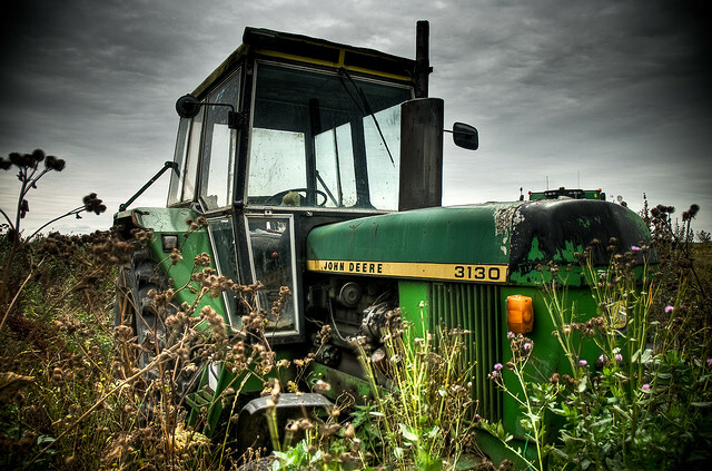 John Deere i græsset