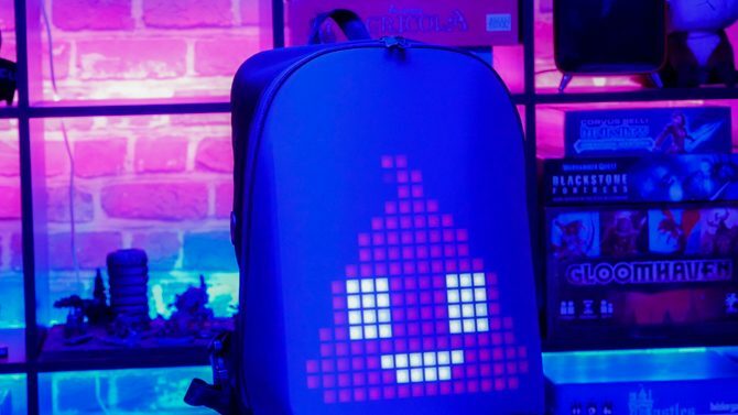 Divoom Pixoo Backpack: Light Up The World (med Pixel Art) pixoo rygsæk emoji 670x377