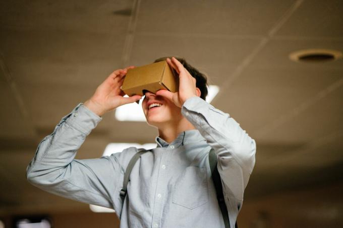 Mand, der bruger Google Cardboard