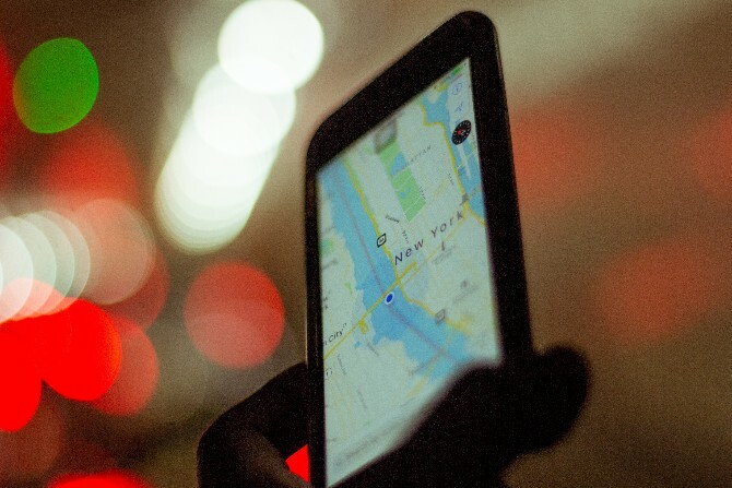 En telefon med en GPS-navigationsapp åben