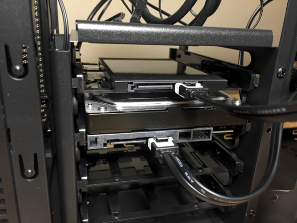 Sådan bygger du din egen pc opbygger pc-sata-kabler
