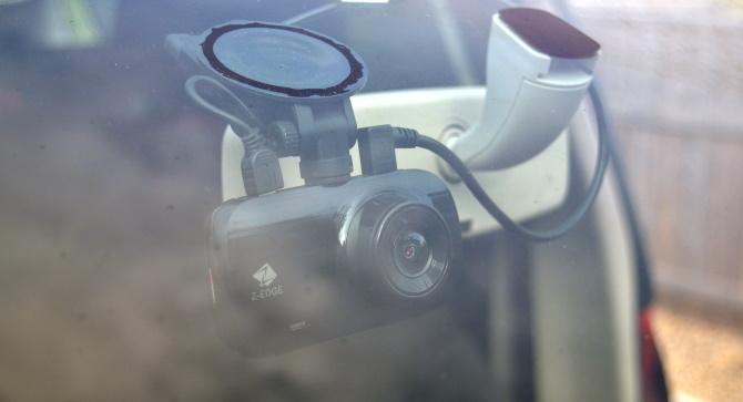 Z-EDGE Z3D Dashcam monteret i vindue