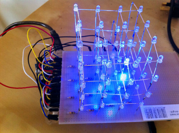 Sådan fremstilles en pulserende Arduino LED-terning, der ligner den kom fra fremtiden 4x4x4 ledet terning færdig