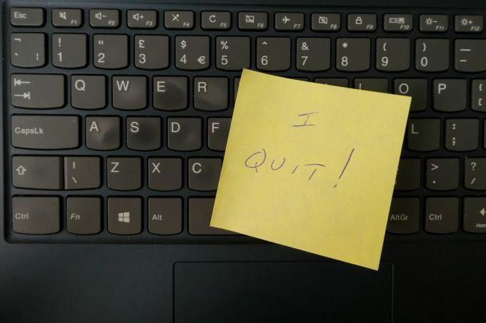 Jeg stoppede skrevet på en post it-seddel, der sidder fast på et tastatur