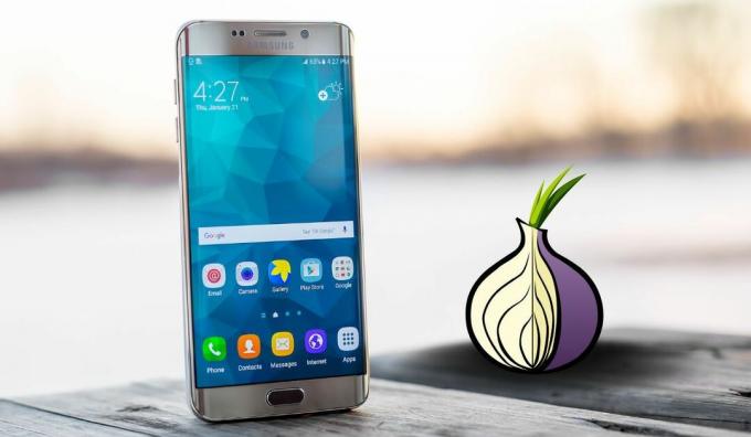 Tor-logoet ses ved siden af ​​en Samsung-smartphone 