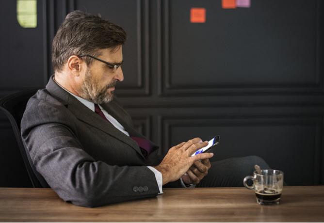 Professionel ved hjælp af en telefon