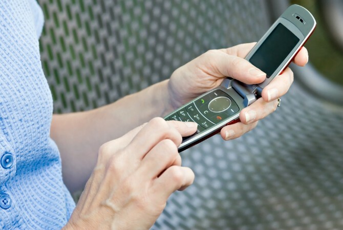 Kvinde bruger en flip telefon