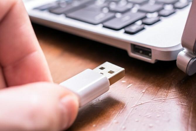 Man fjerner USB-enheden fra computeren